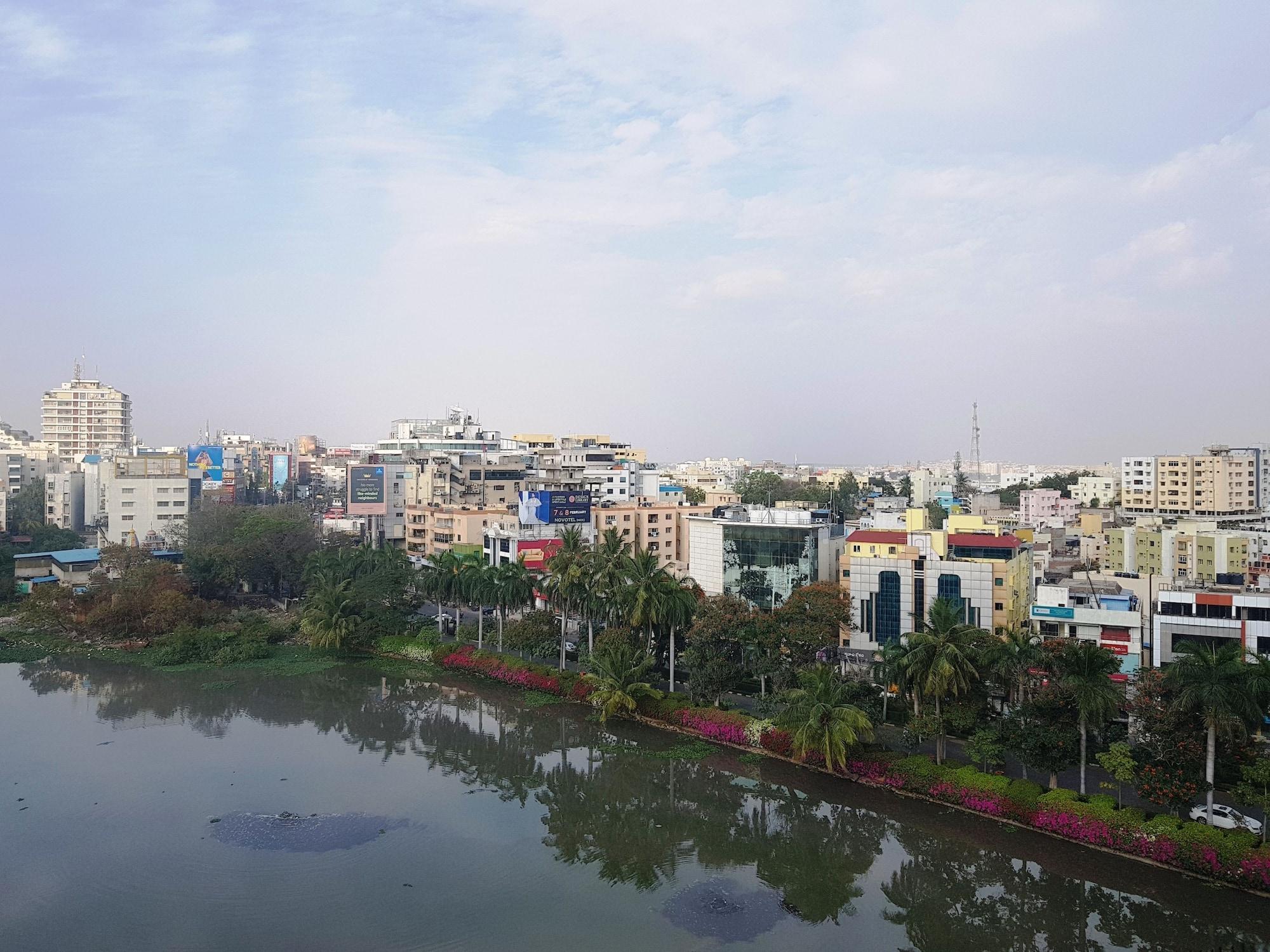 타지 반자라 호텔 하이데라바드 외부 사진 View of the city from the lake