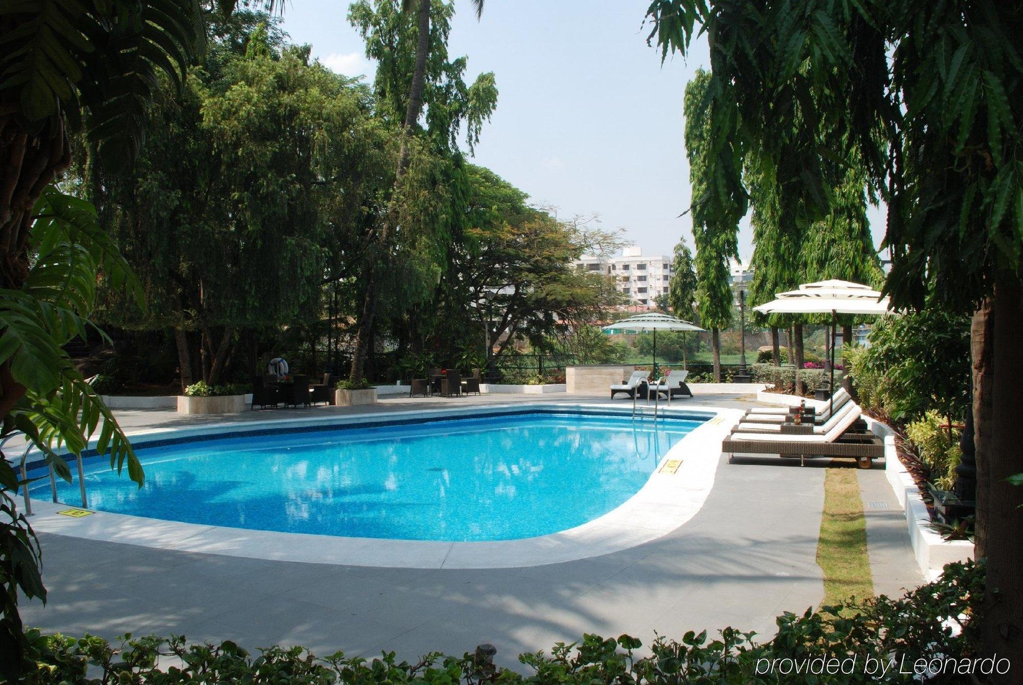 타지 반자라 호텔 하이데라바드 시설 사진 Swimming pool at the hotel