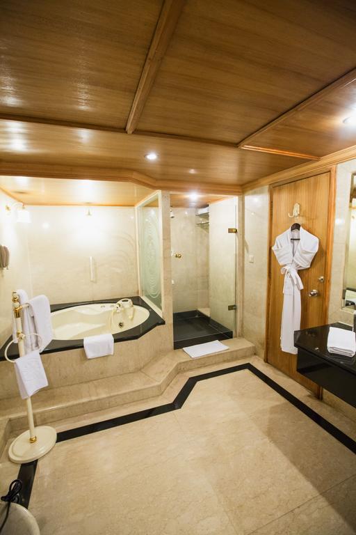 타지 반자라 호텔 하이데라바드 외부 사진 A bathroom with a shower and a bathtub