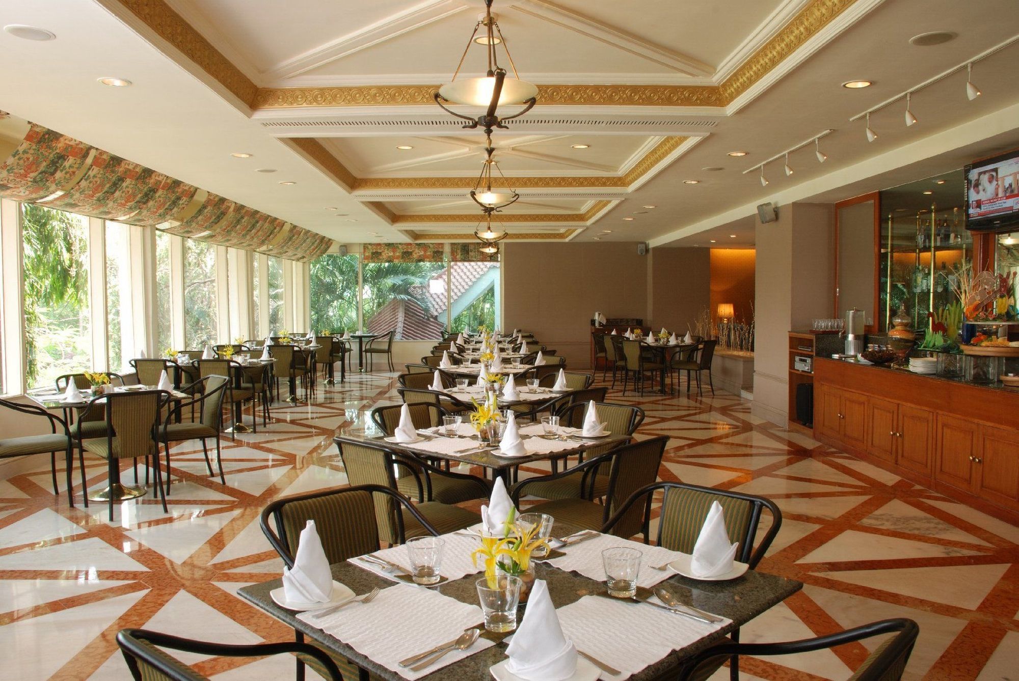 타지 반자라 호텔 하이데라바드 레스토랑 사진 The restaurant at the hotel