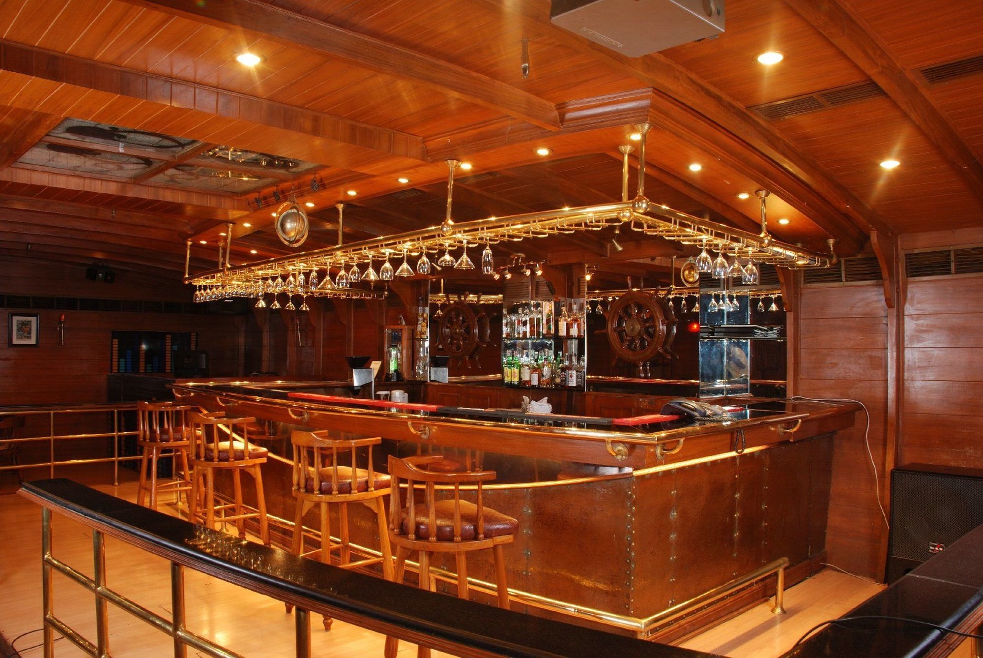 타지 반자라 호텔 하이데라바드 레스토랑 사진 The bar on board the Calypso
