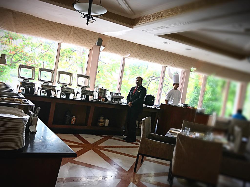 타지 반자라 호텔 하이데라바드 외부 사진 The restaurant at the hotel